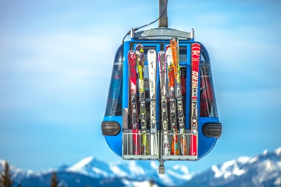 蓝色缆车上滑雪板的选择性聚焦摄影